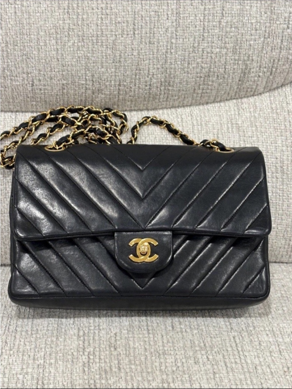 CHANEL Black Chevron Quilted Lambskin Shoulder Bag with Gold Chain Medium